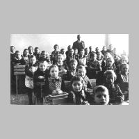 034-0001 Die Volksschule Gruenlinde 1939 mit Lehrer Lehmann..jpg
